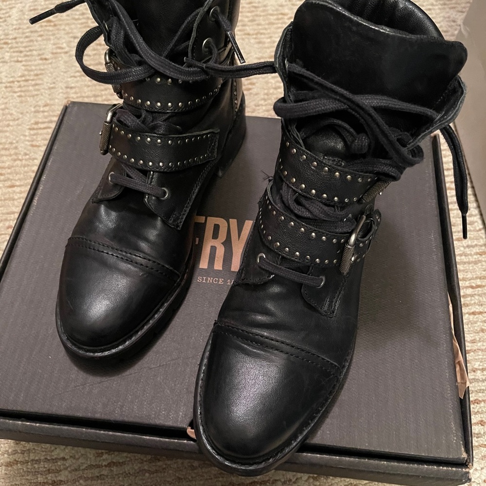 Frye Samantha Stud Hiker Bootie Size 9